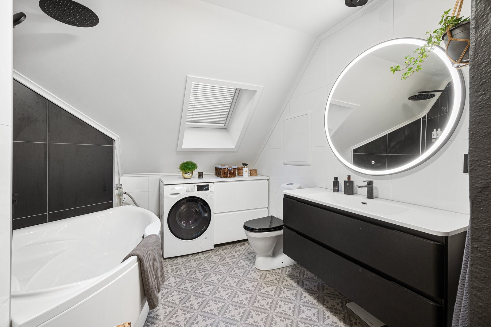 Baderomsinnredning består blant annet av servant med underskap og speil, toalett, badekar med dusj. Galleribilde