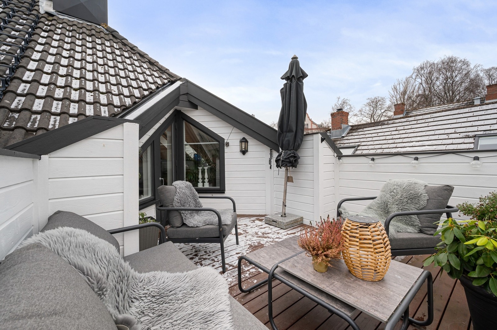 Balkongen har gode solforhold og møbleringsmuligheter. Galleribilde