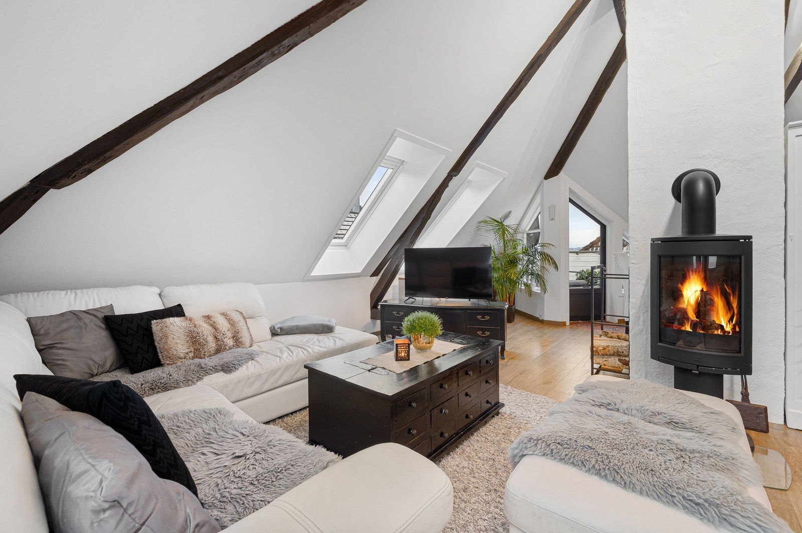 Lys og romslig stue med vinduer som slipper inn rikelig med naturlig lys. Galleribilde