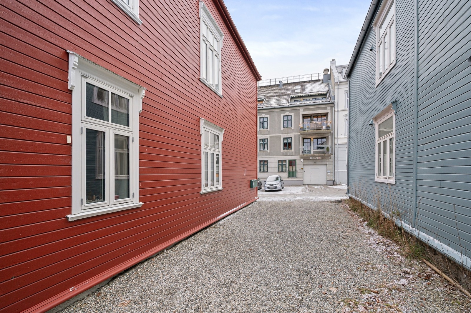 Selger opplyser om at sameiet disponerer 2 stk. parkeringsplasser inntil husvegg. Galleribilde