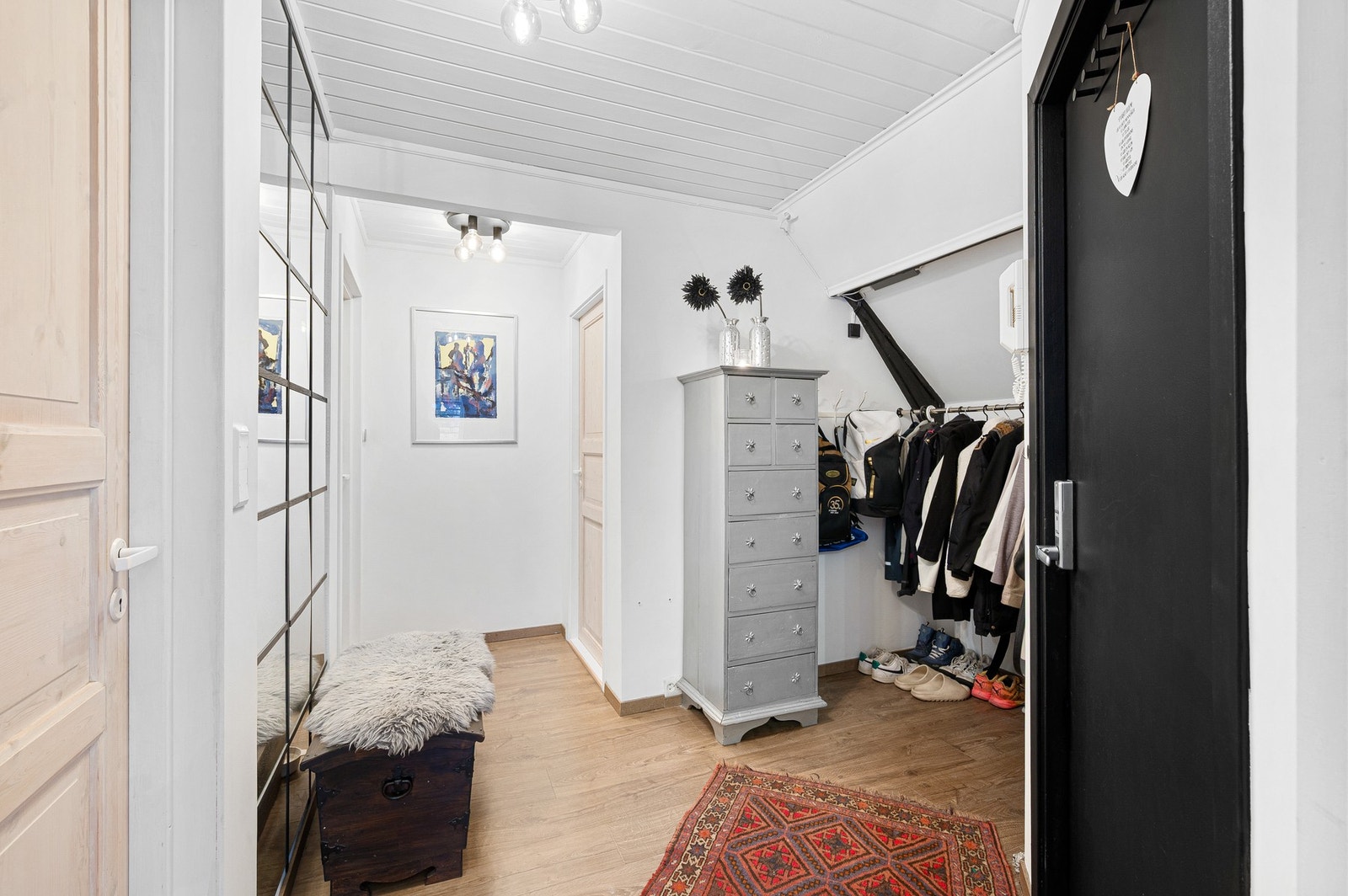 Romslig entre med gode muligheter for oppbevaring. Galleribilde