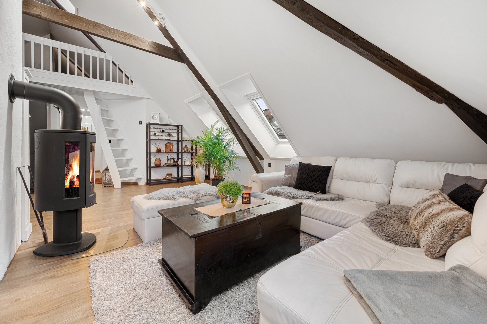 Flott stue med god plass til flere sittegrupper. Galleribilde