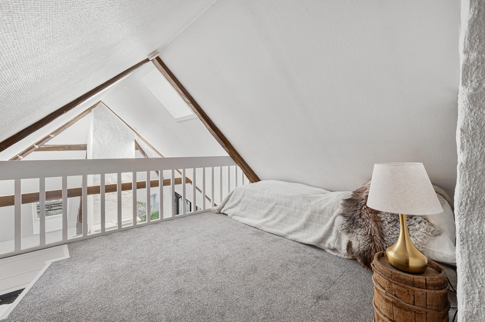 Fra stuen finner du en praktisk hems med gode oppbevaringsmuligheter. Galleribilde