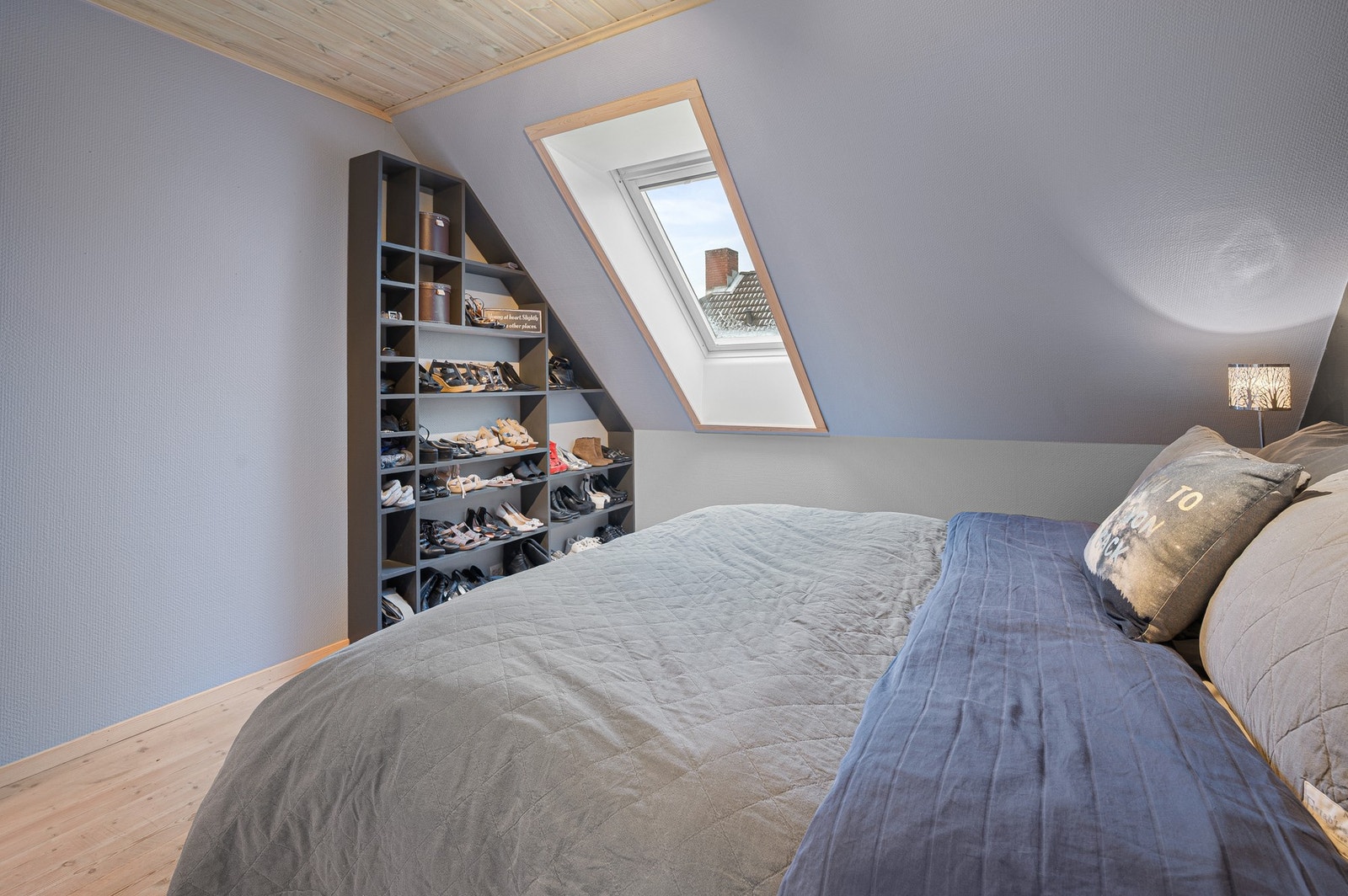 Soverommet har plass til en stor seng og garderobeløsning. Galleribilde