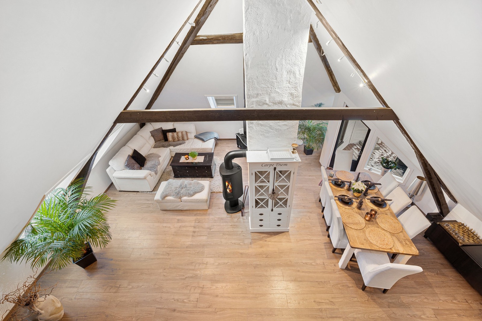 Leiligheten har svært god takhøyde, noe som gjør leiligheten mer romslig og luftig. Galleribilde