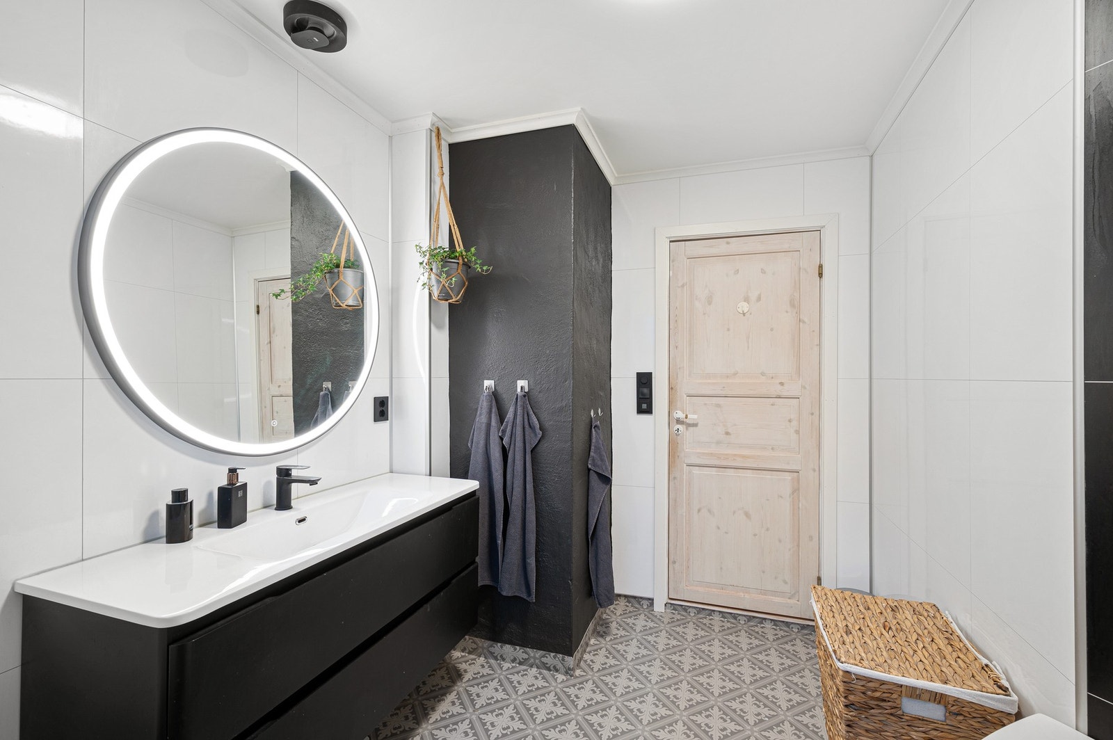 Baderomsplater på vegger og malt flate i himling. Galleribilde