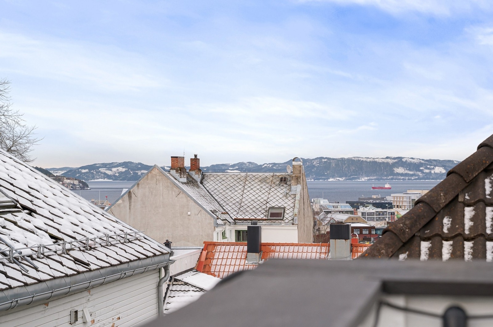 Fra balkongen får du en fantastisk utsikt mot fjorden. Galleribilde
