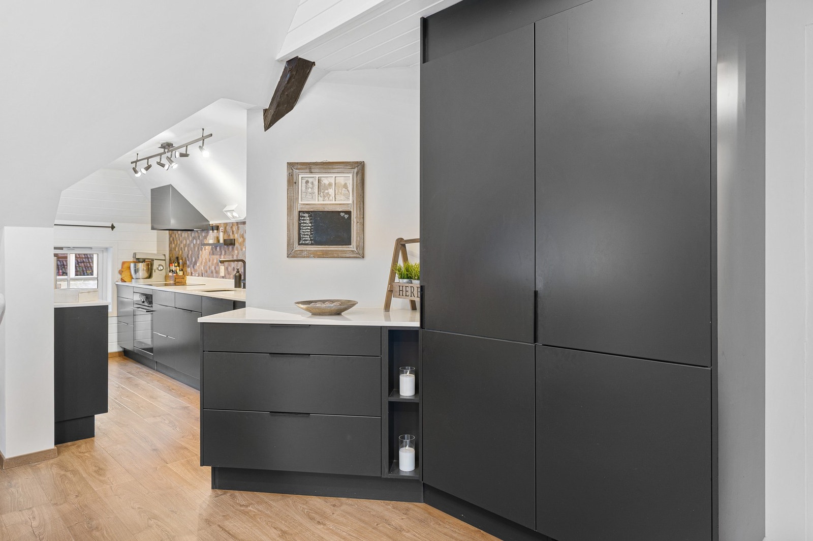 Her får du et moderne kjøkken fra 2021 med god skap- og benkeplass. Galleribilde