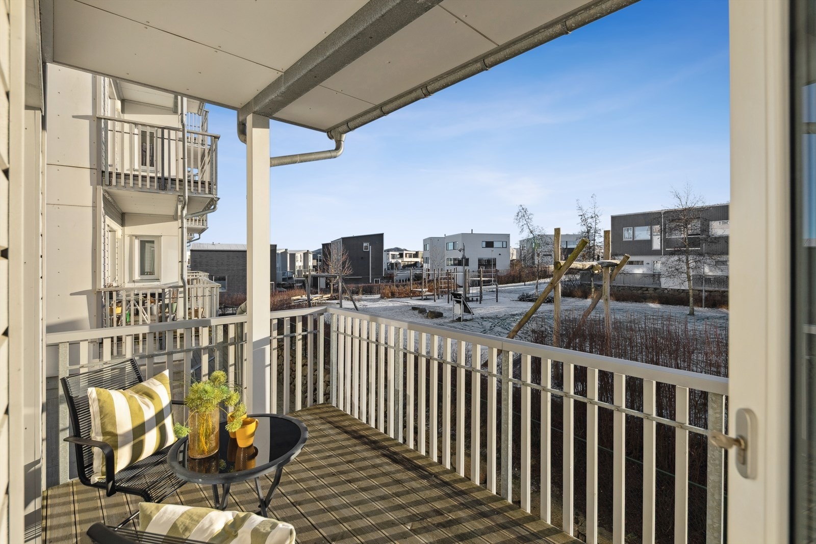 Fra stuen er det videre utgang til en flott overbygget balkong. Galleribilde