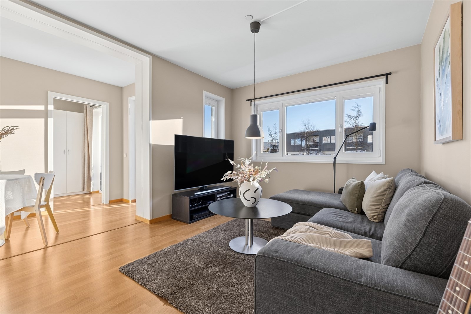 Det er vannbåren gulvvarme i stue/kjøkken. Galleribilde