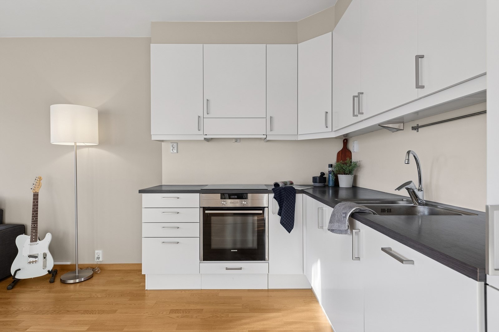 Integrerte hvitevarer som stekeovn, platetopp, oppvaskmaskin og kjøl/frys. Galleribilde