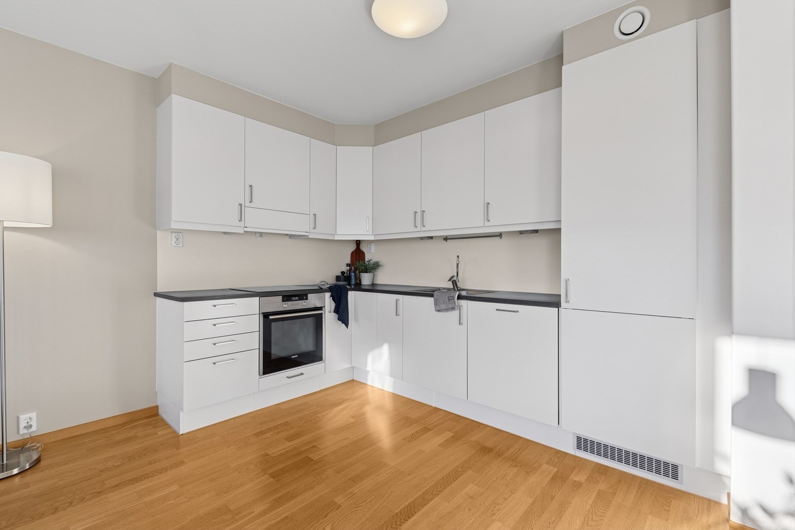 Her har en alt en måtte trenge av skap-, skuff- og benkeplass. Galleribilde