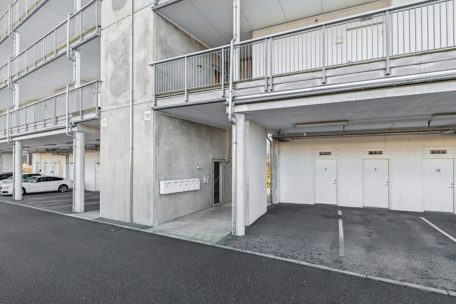 Leiligheten har fast parkeringsplass i carport. Galleribilde