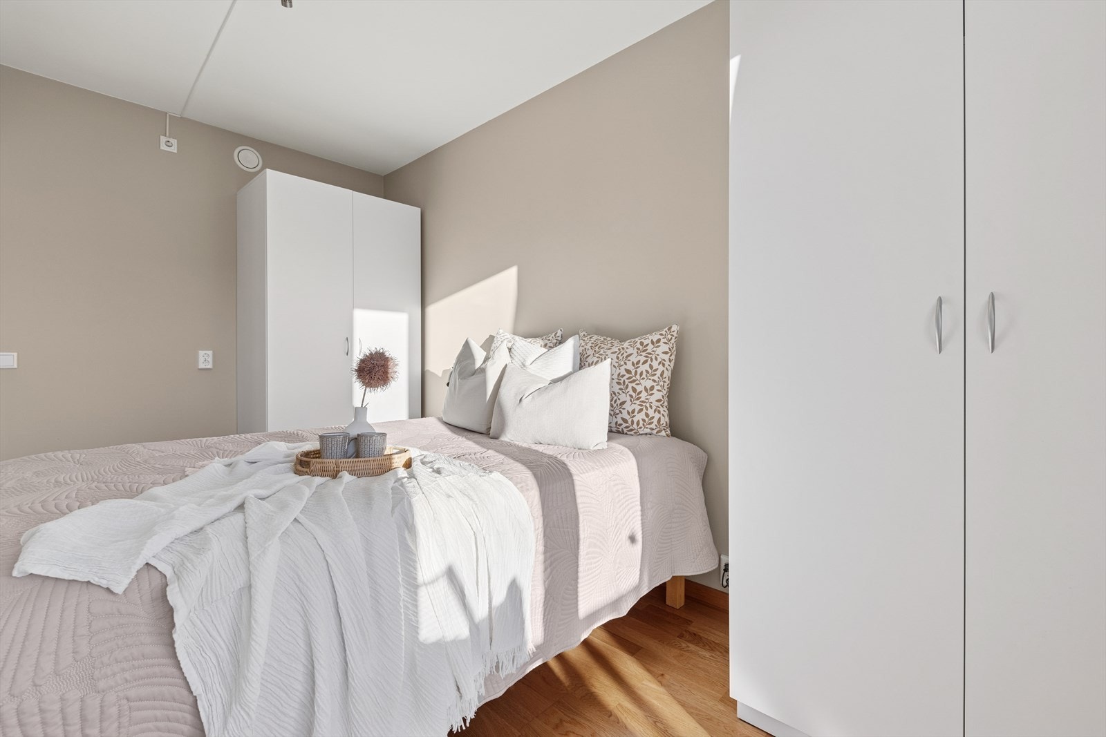 Soverommet byr på god plass for dobbeltseng, nattbord og gode garderobeløsninger. Galleribilde