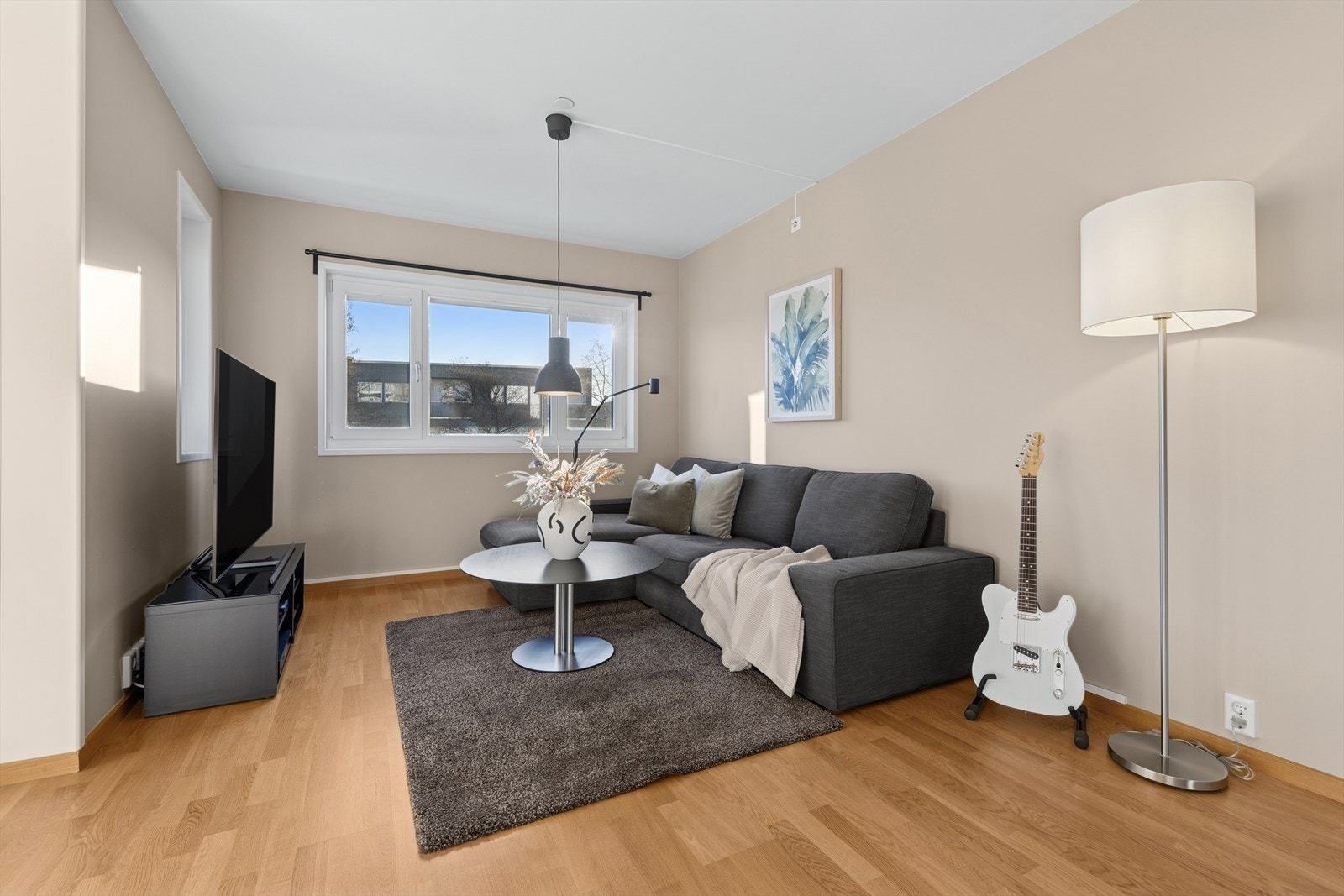 Sofakroken finner fort sin naturlige plass i rommet og tv-en kan med fordel plasseres mot/på vegg. Galleribilde