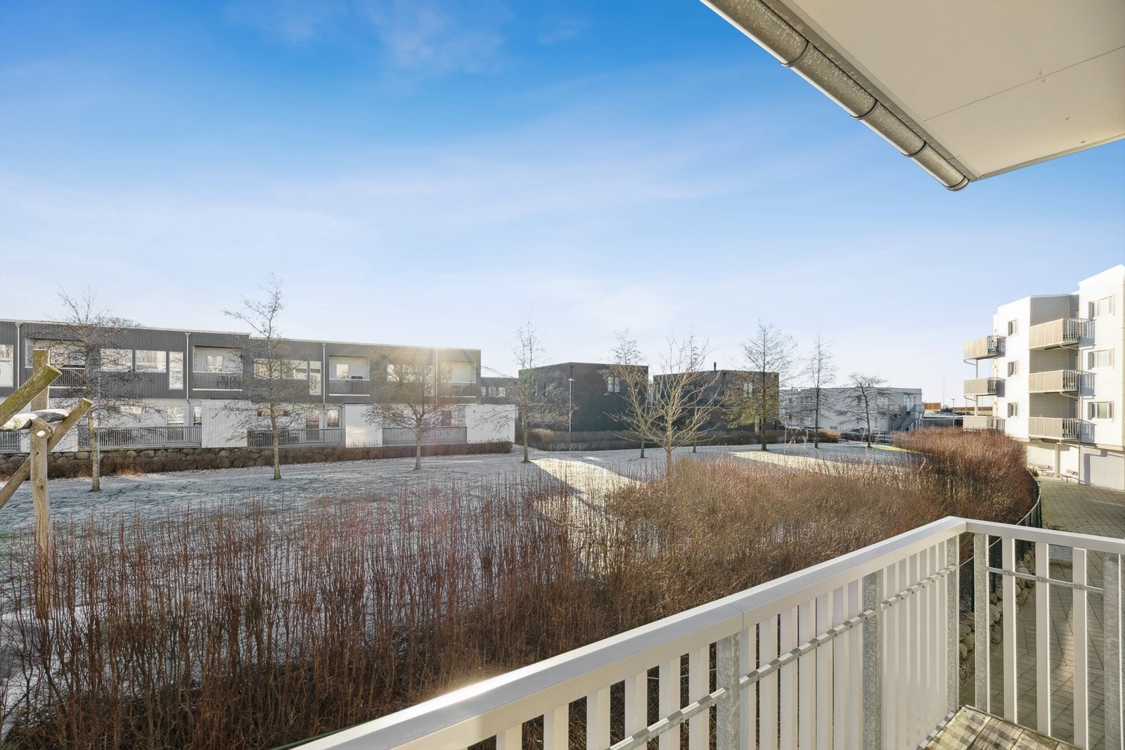 Flotte felles uteområder med lekeplass og boltreplass for både store og små. Galleribilde