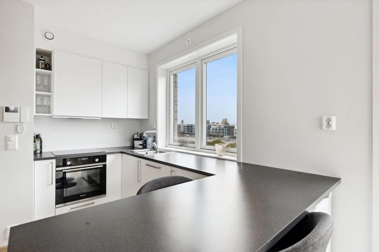 Kjøkken med god plass. Galleribilde