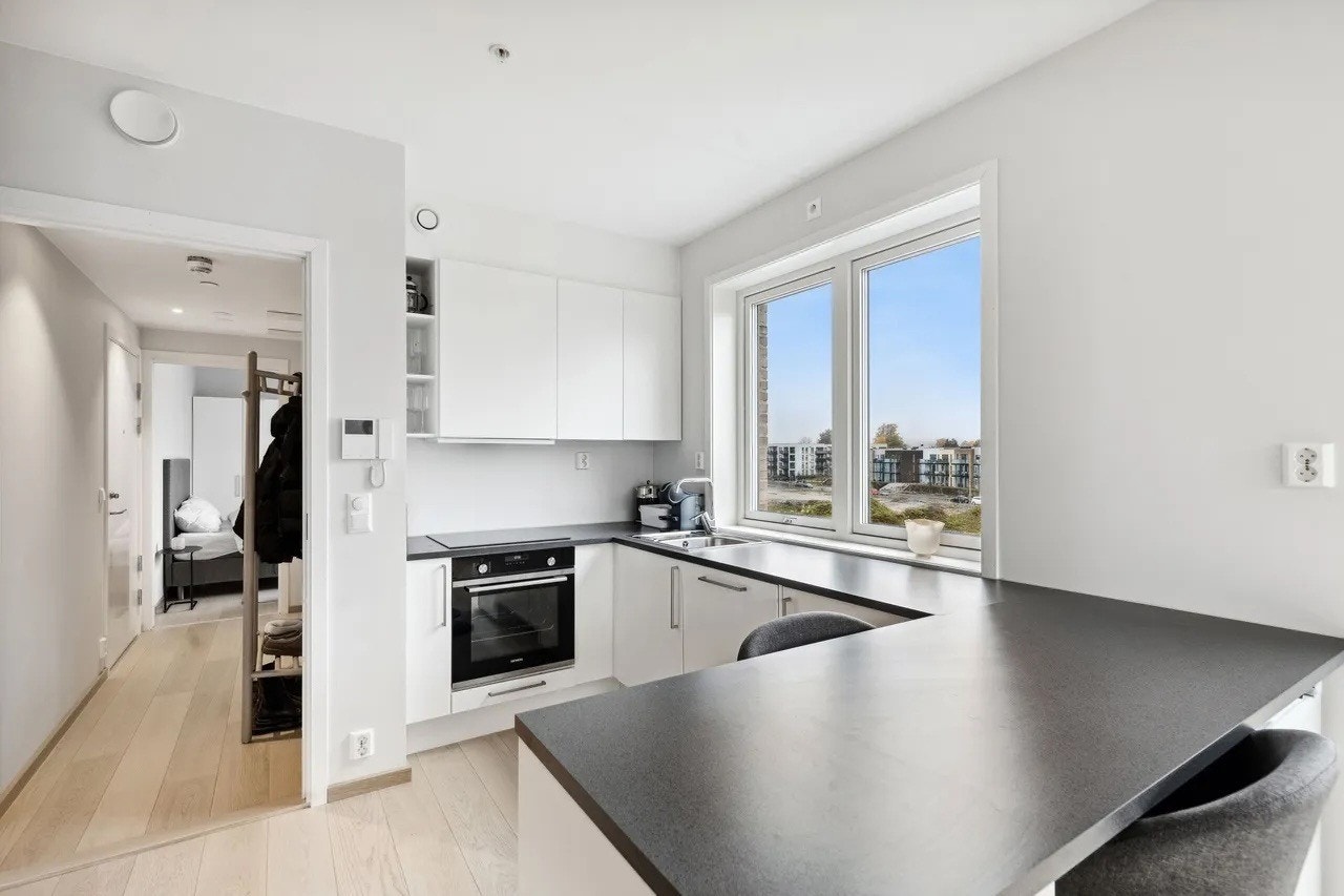 Kjøkken og gang - mye lys. Galleribilde