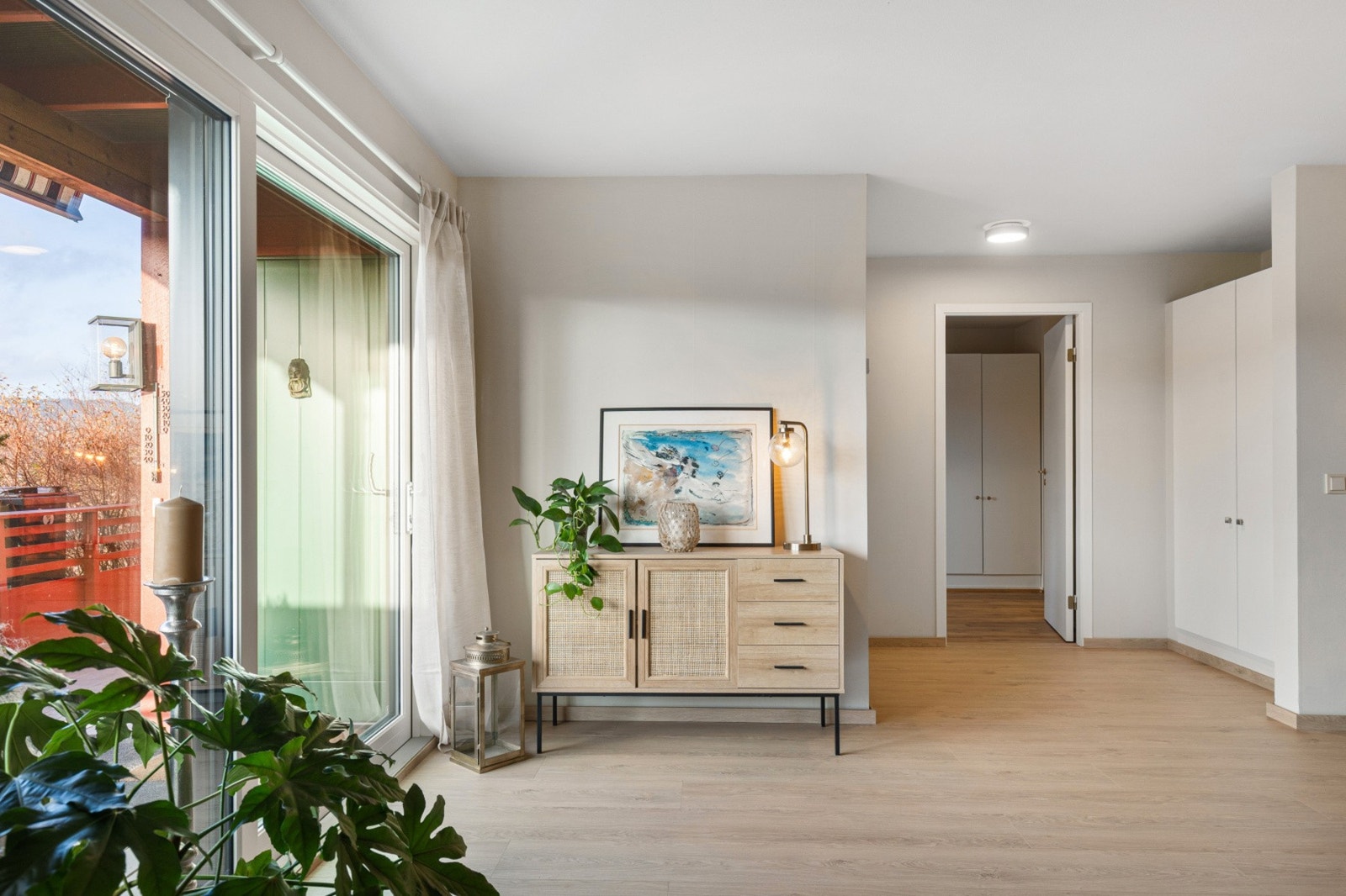 Fra stuen er det utgang til vestvendt platting Galleribilde