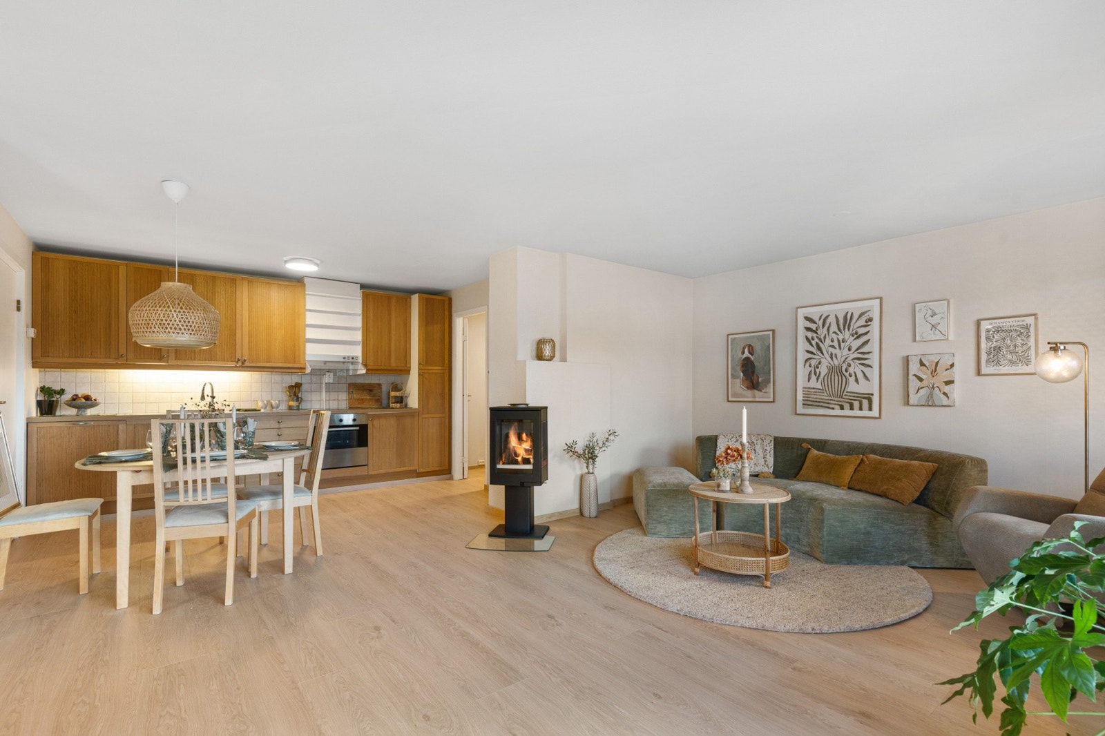 Innbydende stue med fin plass til sofa, tv-møblement og spisebord. Sentralt i stuen er det plassert en peisovn for å illustrere muligheten for å montere ovn. Denne medfølger ikke. Galleribilde