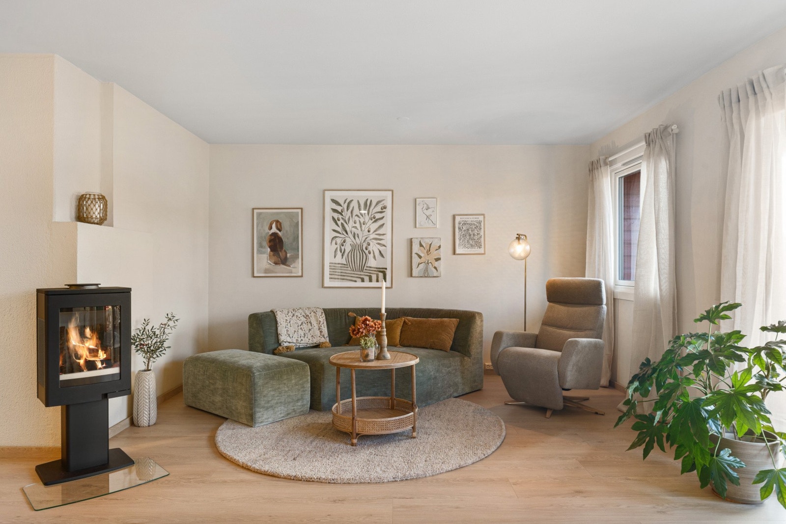 Har du behov for et ekstra soverom? En lettvegg kan enkelt settes opp her for å gjenskape den opprinnelige planløsningen. Sentralt i stuen er det plassert en peisovn for å illustrere muligheten for å montere ovn. Denne medfølger ikke. Galleribilde