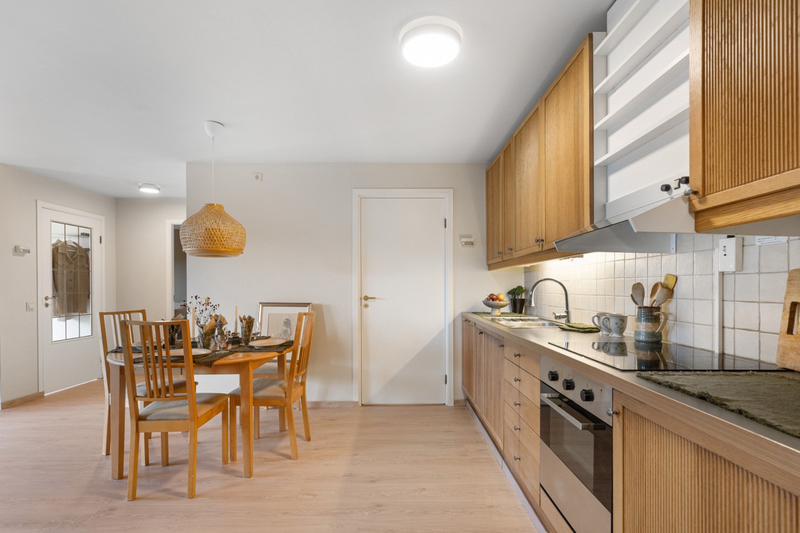 Kjøkkenventilator med avtrekk ut er montert i overskap Galleribilde