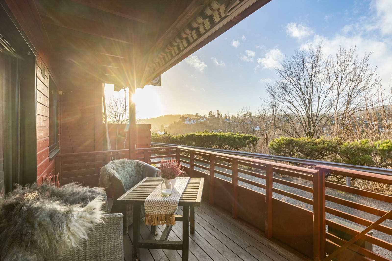 Plattingen er på ca. 15 kvm og har gode solforhold på ettermiddagen Galleribilde