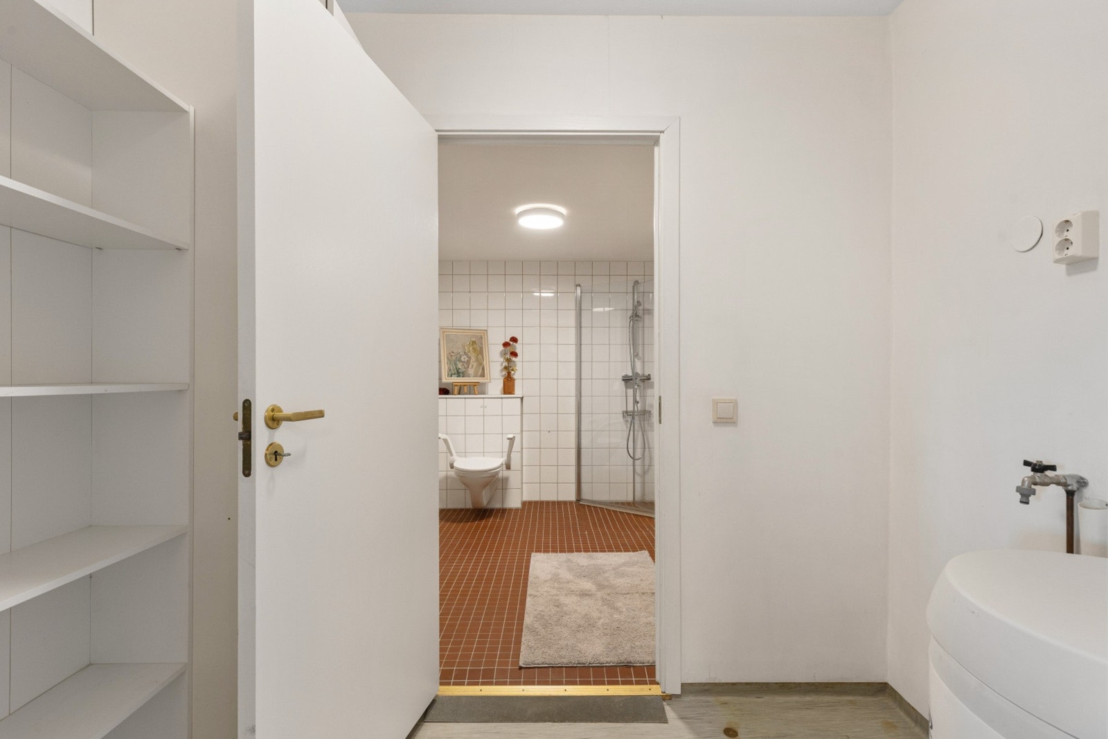 Praktisk, separat vaskerom med opplegg til vaskemaskin og varmtvannsbereder Galleribilde