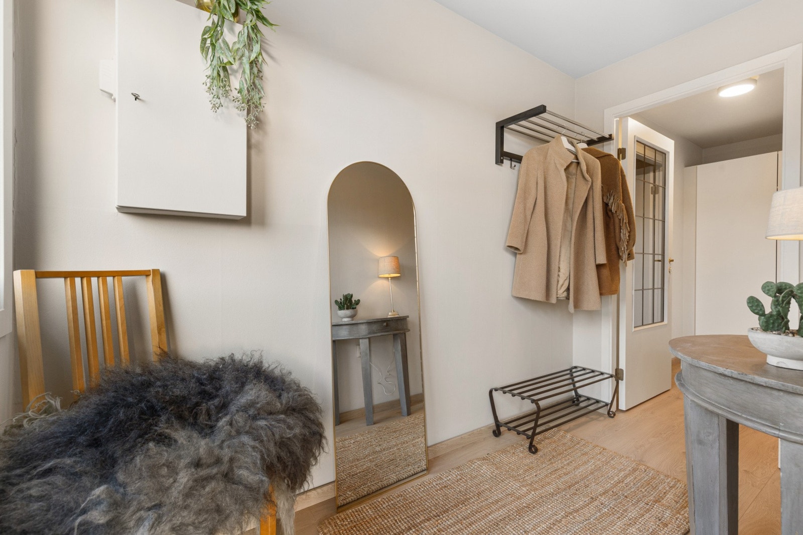 Pen og lys entré med 1-stavs laminatgulv og malt tapet på vegger Galleribilde