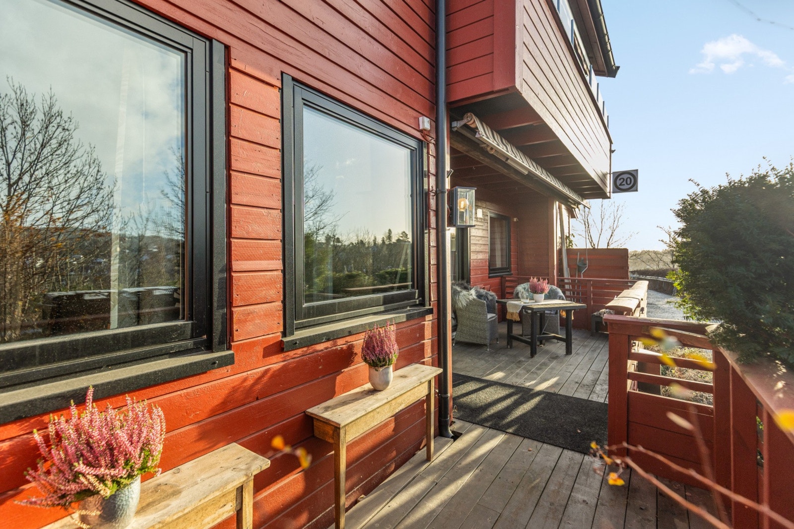 Plattingen har impregnert trevirke og rekkverk i liggende kledning samt spiler med port Galleribilde