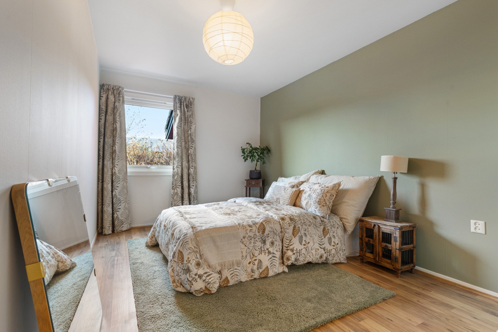 Rommet har laminatgulv og malt tapet på vegger Galleribilde