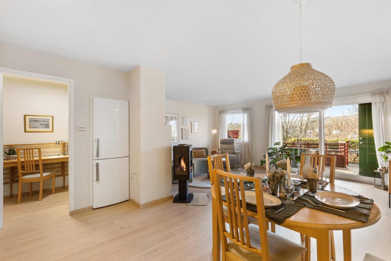 Rommet har 1-stavs laminatgulv og slette flater på vegger og i himling. Sentralt i stuen er det plassert en peisovn for å illustrere muligheten for å montere ovn. Denne medfølger ikke. Galleribilde