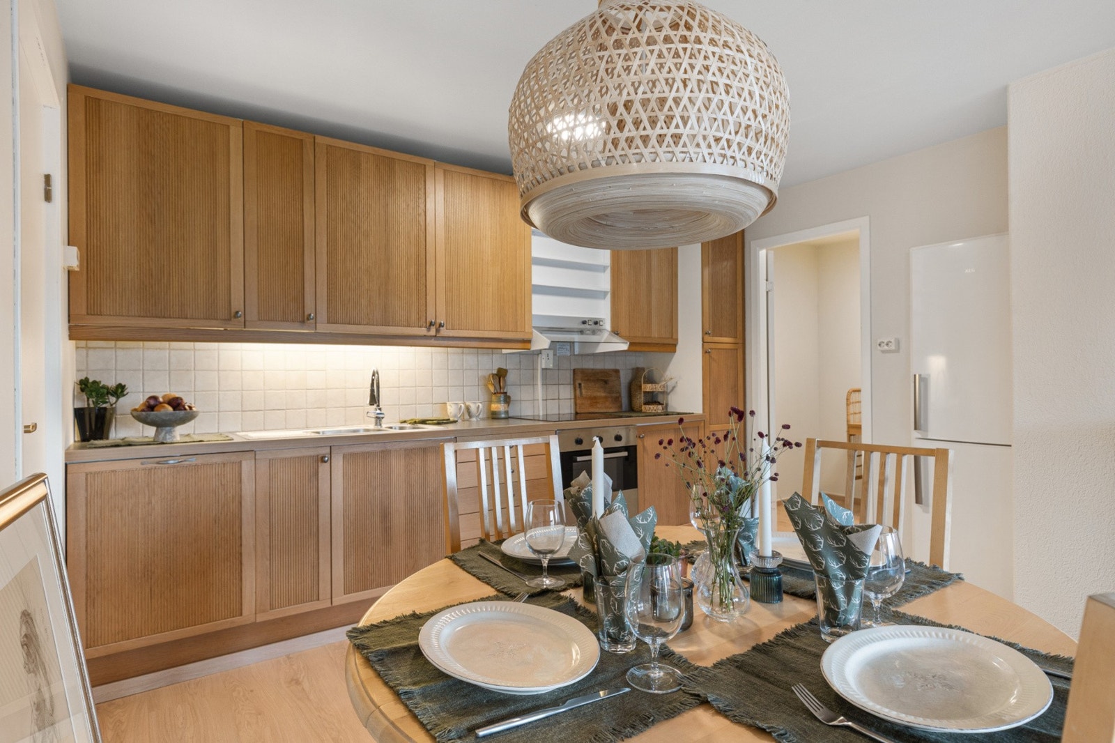 Innredningen har integrerte hvitevarer, herunder oppvaskmaskin, platetopp og stekeovn. Kjøl/fryseskap er frittstående Galleribilde