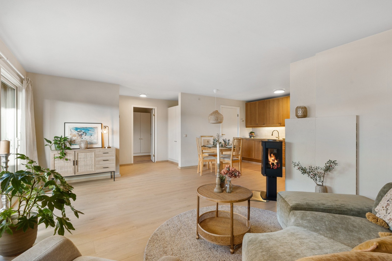 Sentralt i stuen er det plassert en peisovn for å illustrere muligheten for å montere ovn. Den er ikke tilkoblet pipe og kan derfor ikke benyttes. Denne medfølger ikke. Galleribilde