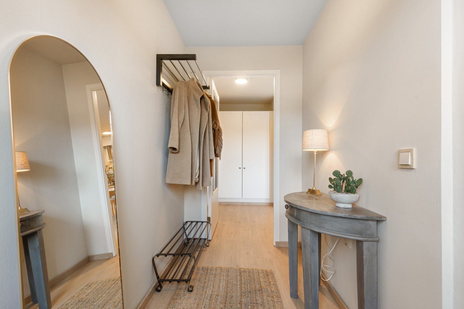 Lenger inn i gangen er det plass til garderobeskap for oppbevaring av yttertøy og sko Galleribilde