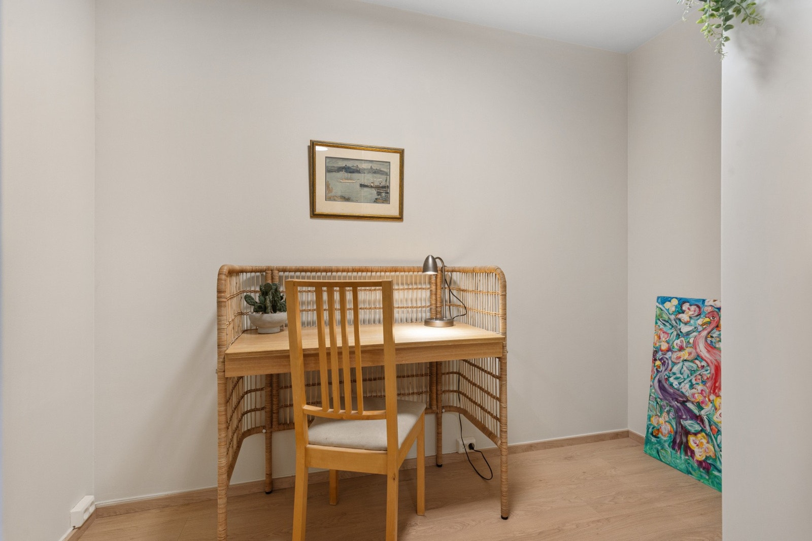 Innvendig bod på ca. 5 kvm innredet med skrivebord Galleribilde