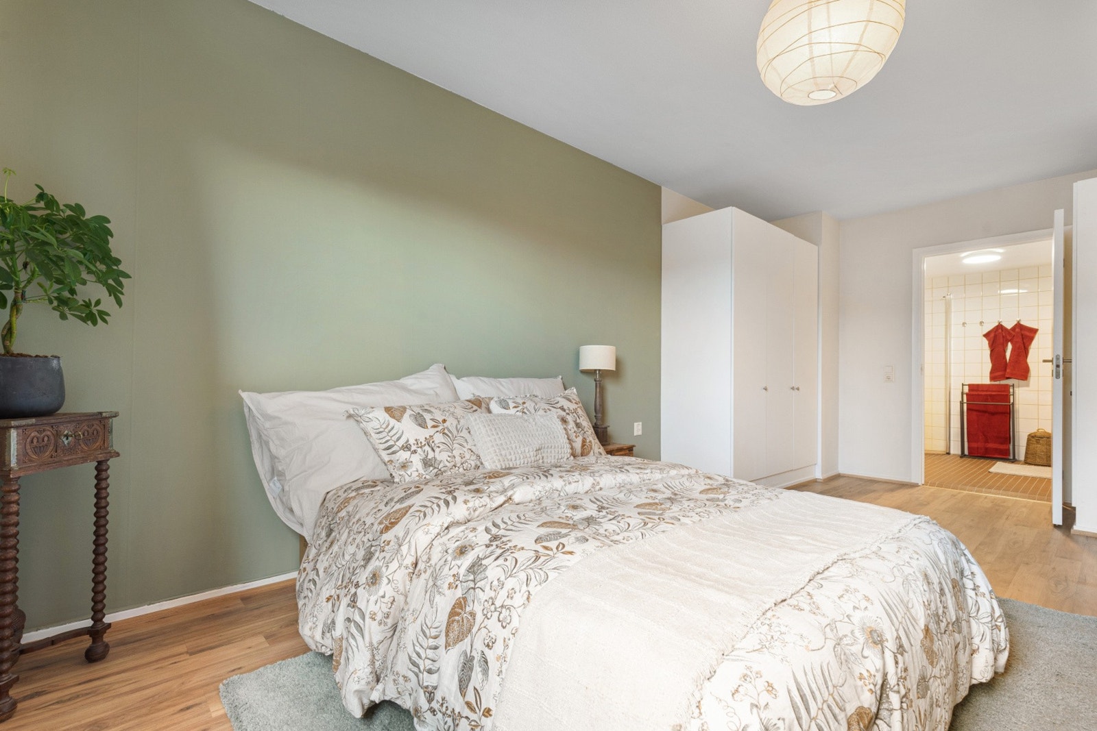 Den ene veggen er malt i en moderne grønntone Galleribilde