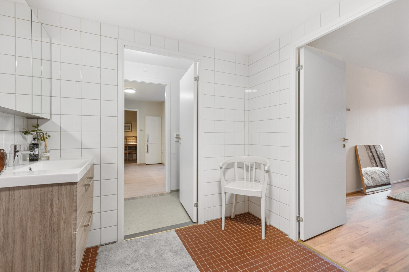 Det er adkomst til bad fra både soverom og vaskerom Galleribilde