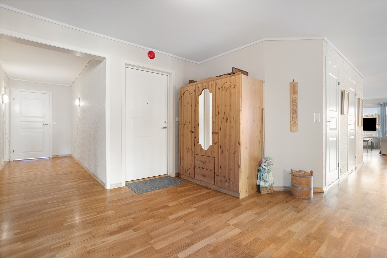 Leilighetens entrè/gang hvor man kan sette opp skap til oppbevaring og sko Galleribilde