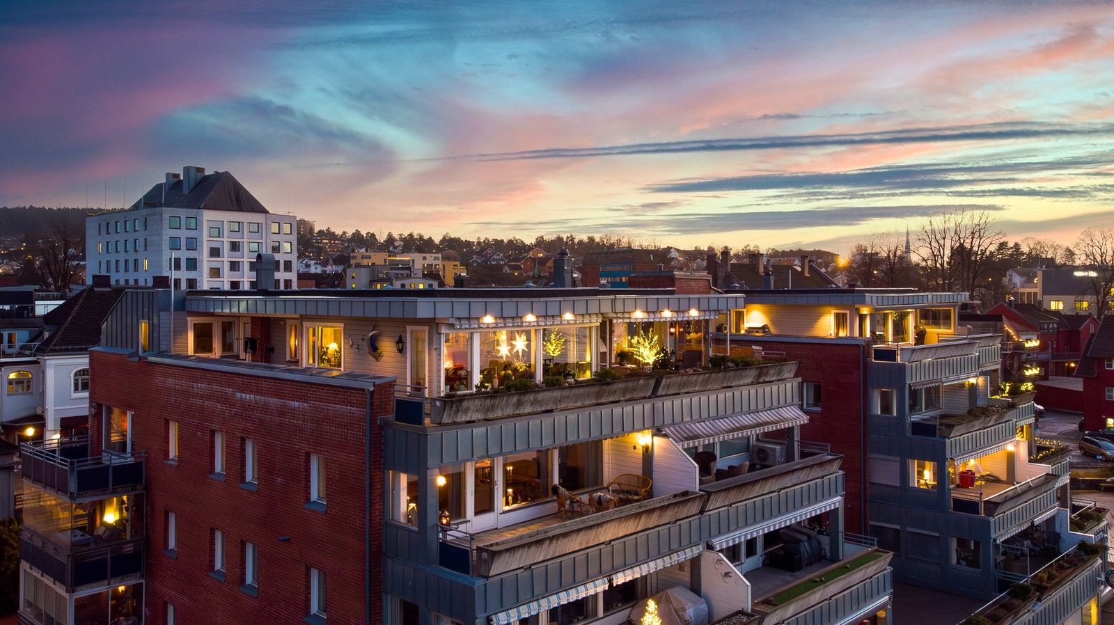 Leiligheten ligger i nest øverste etasje på hjørnet av bygget Galleribilde