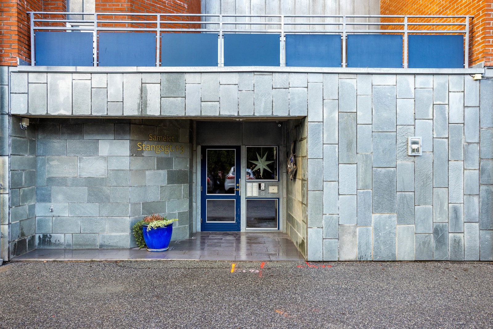 Hovedinngangen til bygget Galleribilde