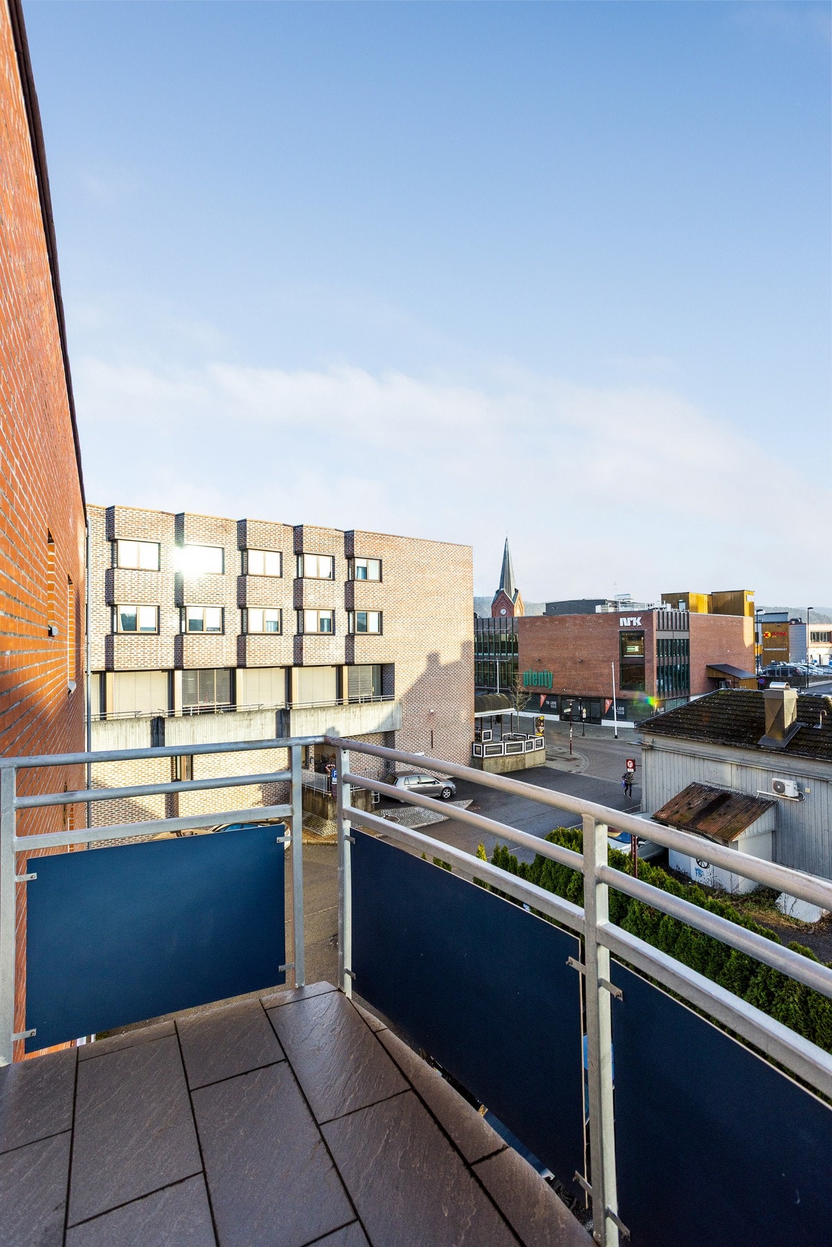 Med utsikt fra en av de tre balkongene kan følge med på 17. Mai toget fra egen leilighet Galleribilde