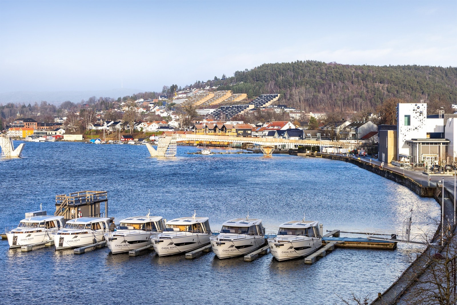 Mulighet for leie av badstue rett utenfor stuen. Med den nye broen som kommer har man også kort vei til "Vessia" Galleribilde