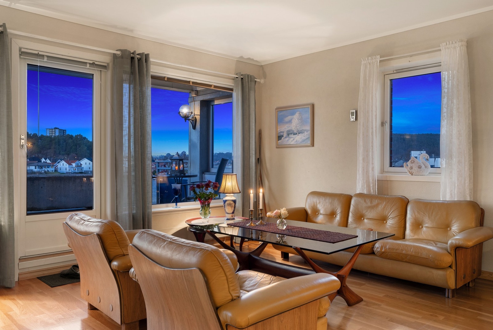 Trivelig sofakrok med utgang til terrasse Galleribilde