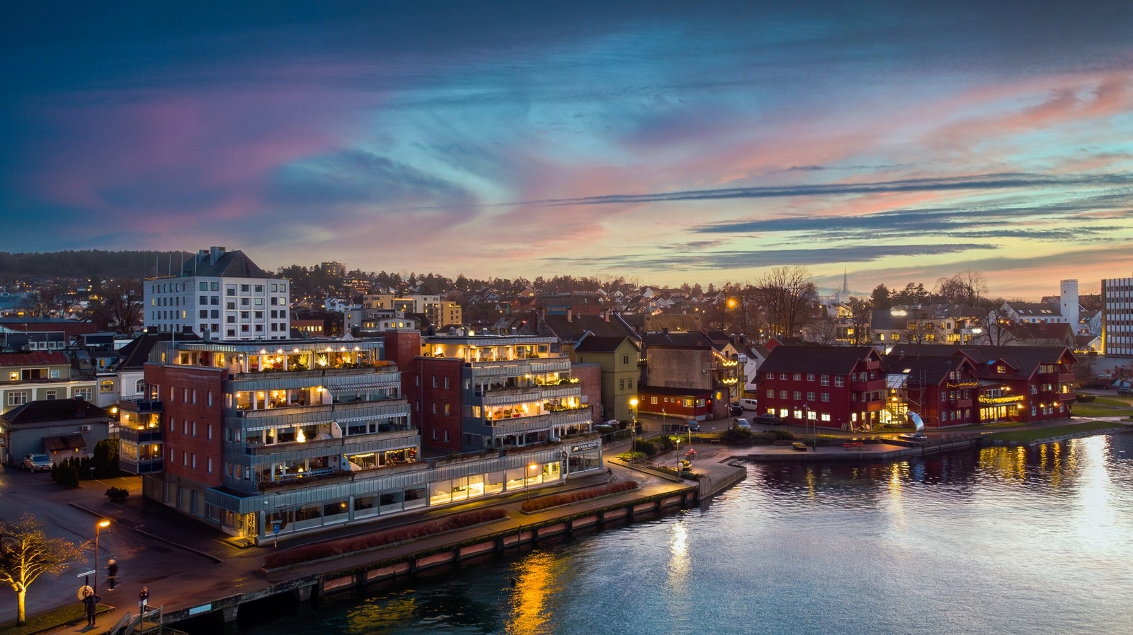 Fra leiligheten er det fantastisk utsikt mot elven, her bor man helt ved vannkanten Galleribilde