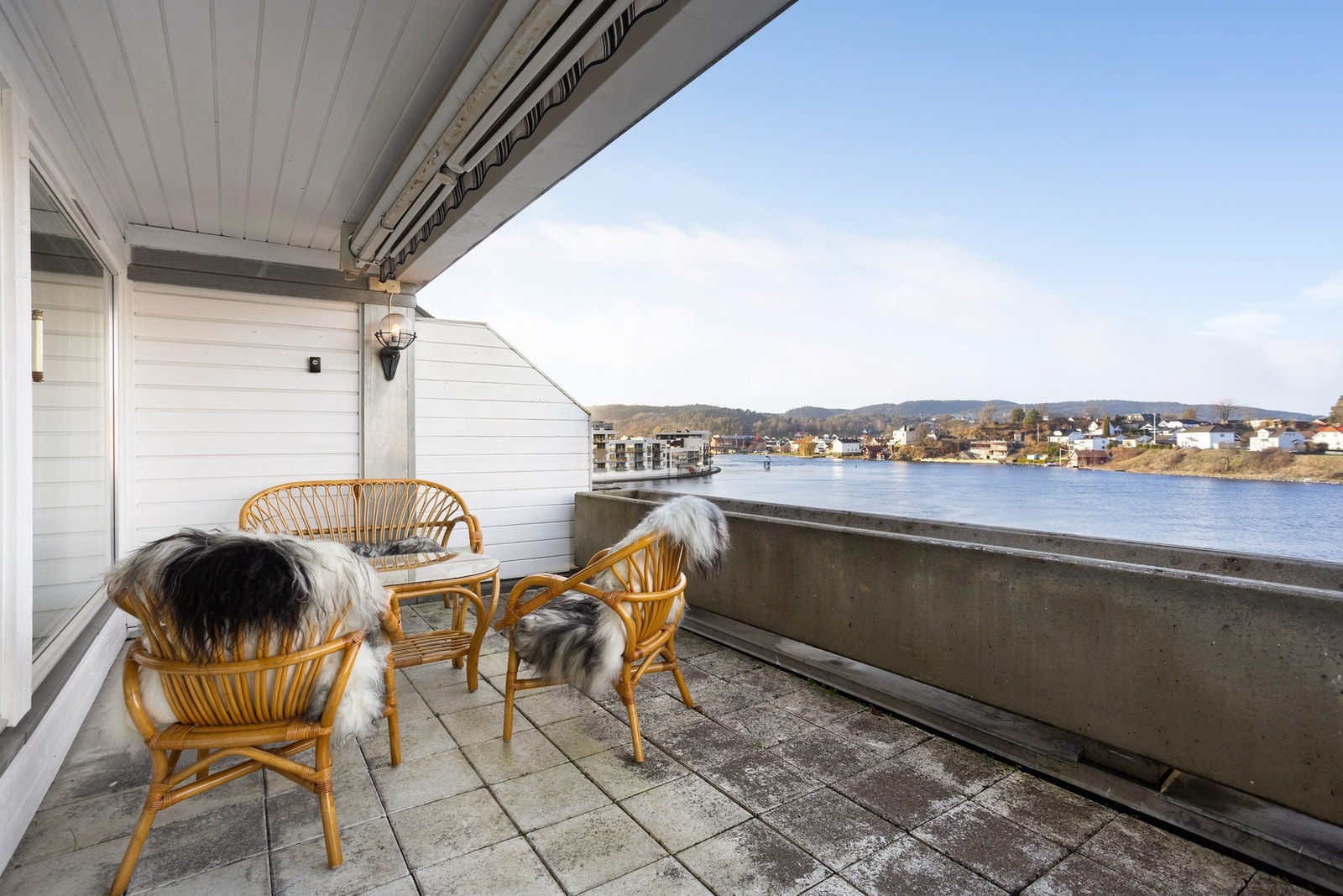 Terrassen ut mot elven Galleribilde