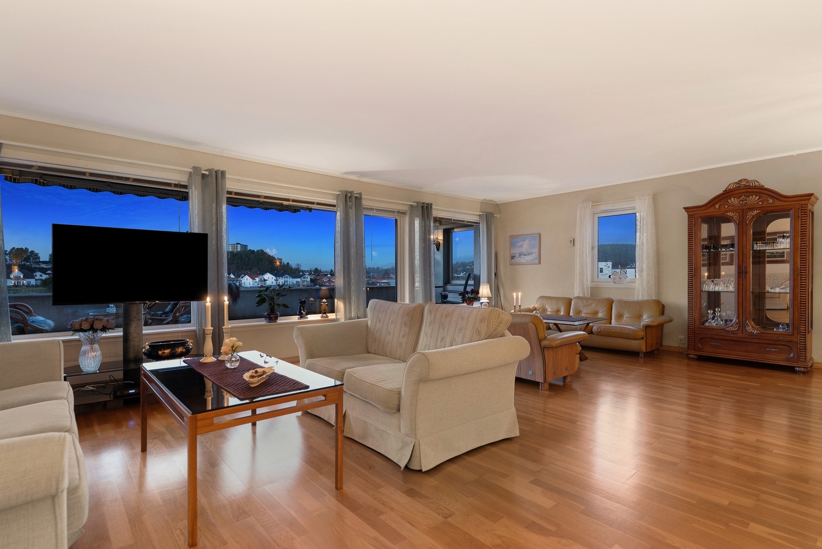 I stuen er det parkett på gulv og malte slette overflater eller tapet på vegg Galleribilde