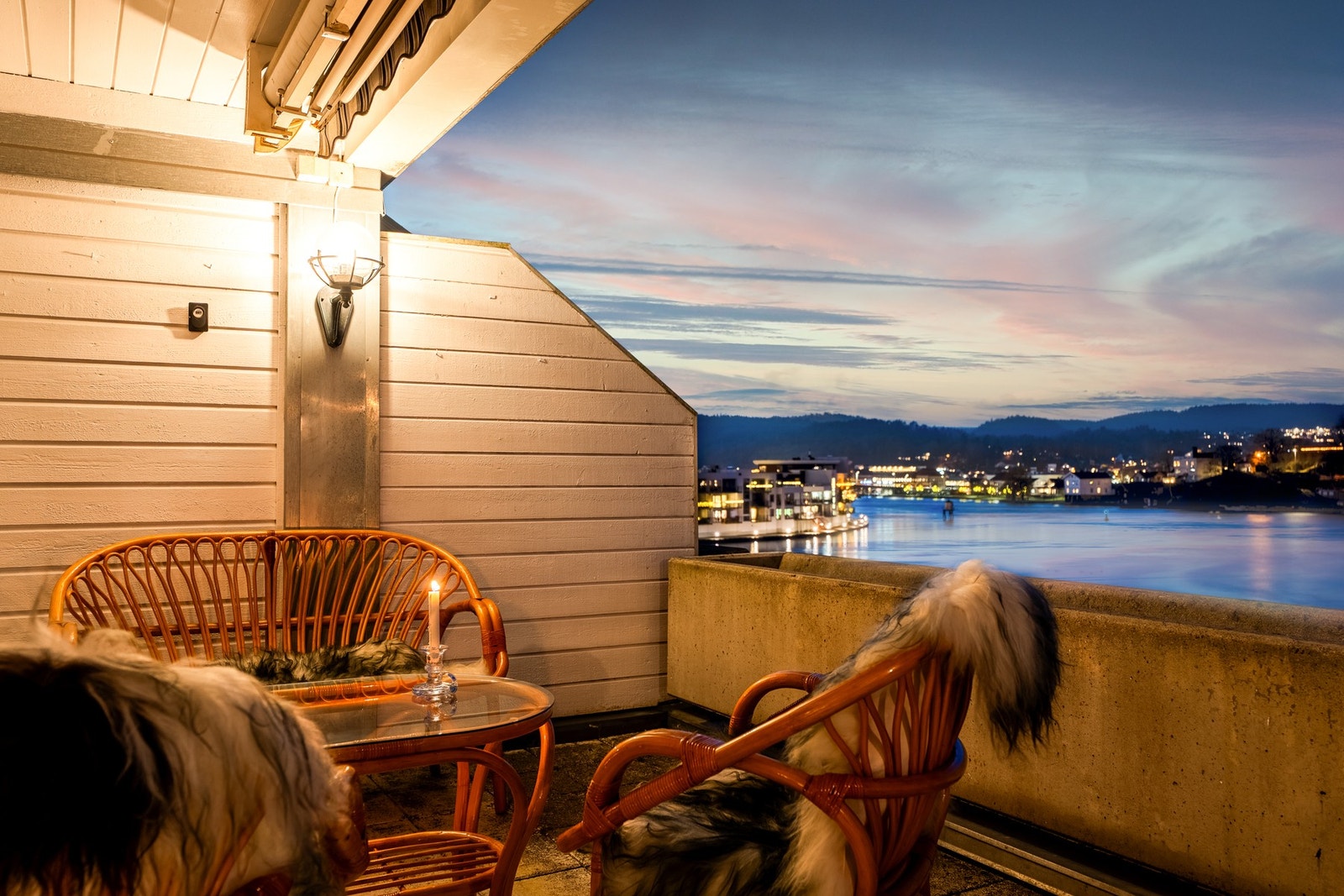 Stor terrasse med gode muligheter for deilige morgener og sene kvelder Galleribilde