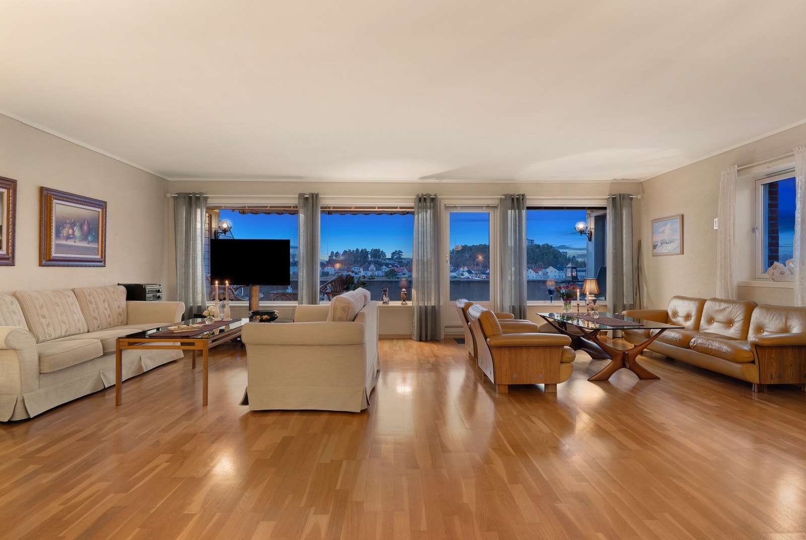 Lys og romslig stue som gir gode muligheter for møblering av eget ønske Galleribilde