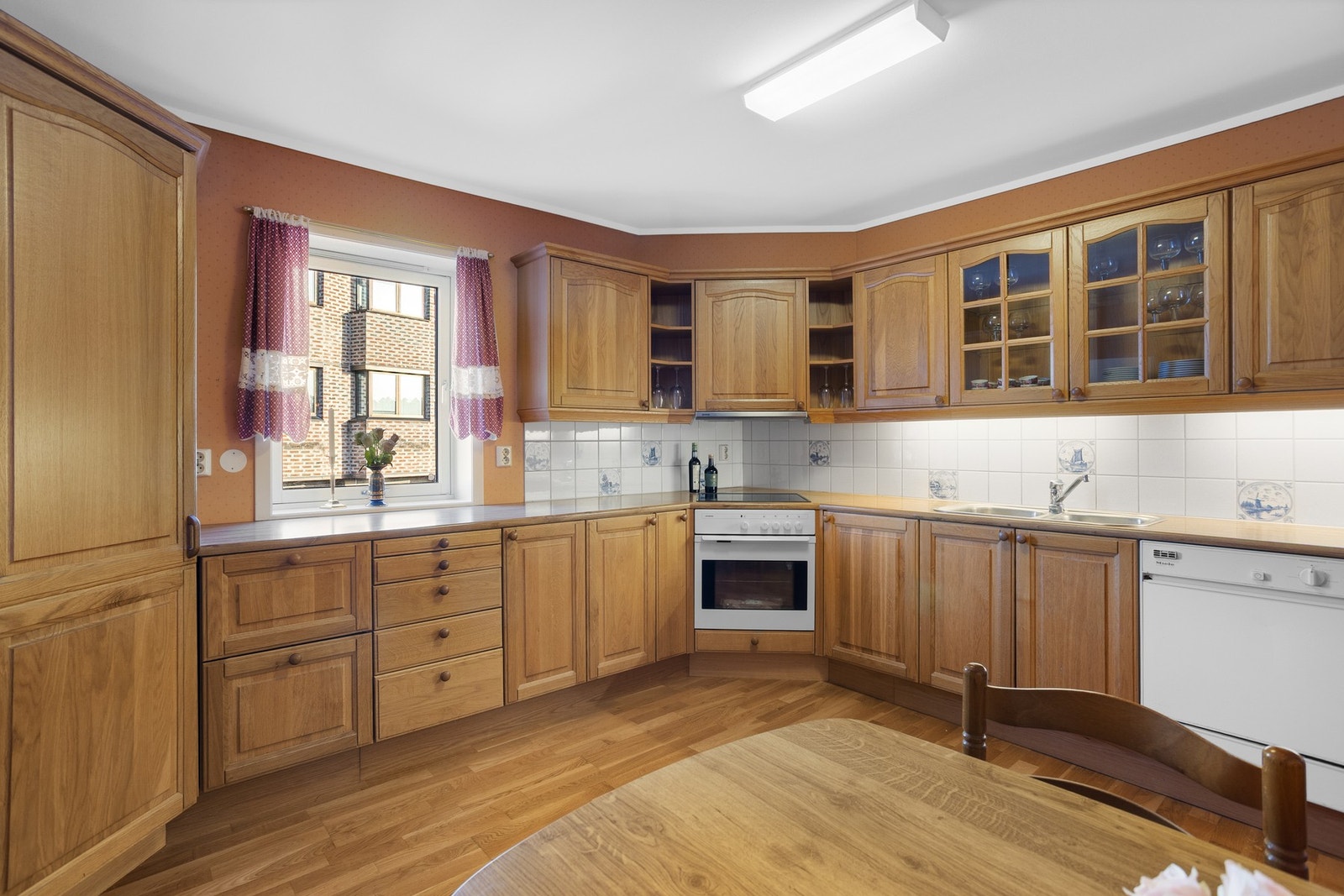 Det er godt med over- og underskap, her er det integrerte hvitevarer som oppvaskmaskin, stekeovn og platetopp Galleribilde